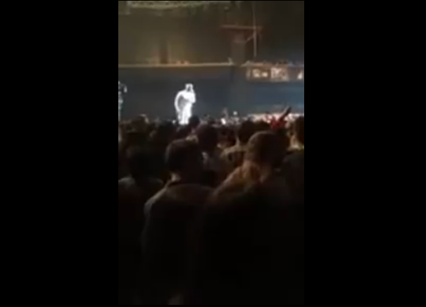 L'One нахамил зрителю, показывающего фак смотреть онлайн