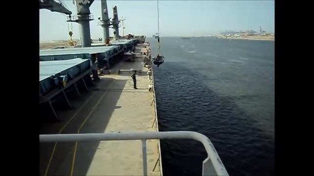 Как высаживаются лодочники в Суэцком канале. Порт-Саид. The mooring team leaves the ship. смотреть онлайн