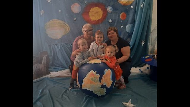 Фотозона "Просто космос". Группа второго раннего возраста "Капитошки". смотреть онлайн