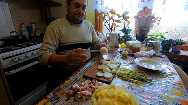 ЕДА НА КОСТРЕ, ШАШЛЫК ИЗ САЛА С КАРТОШКОЙ, КЕБАБ НА МАНГАЛЕ, ОЧЕНЬ ВКУСНО, ПАЛЬЧИКИ ОБЛИЖЕШЬ! смотреть онлайн