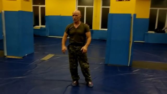 Элементы разминки в бою. Атака и контратака на скрестном шаге. смотреть онлайн