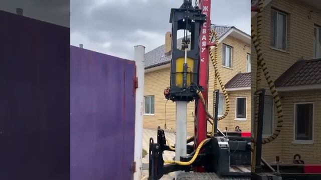 Монтаж свай под ленточный фундамент будущего ограждения. смотреть онлайн