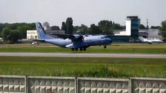 Casa C295M Посадка в аэропорту Жуляны 21.06.2012 г. смотреть онлайн