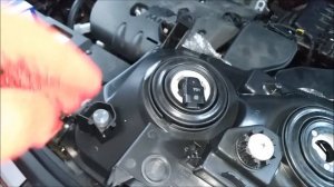 Меняем лампы ближнего и дальнего света - Mitsubishi Outlander 3