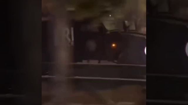 ФРАНЦИЯ. ПАРИЖ. 2-Е ИЮЛЯ 2023-ГО ГОДА. ПОЛИЦЕЙСКИЙ БРОНЕВИК ТАРАНИТ БАРРИКАДЫ ПРОТЕСТУЮЩИХ.