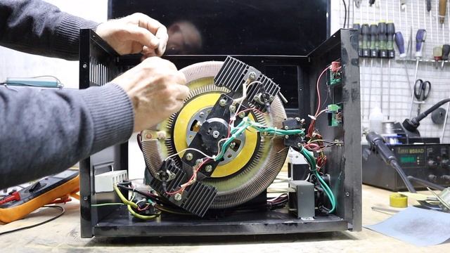 Ремонт стабилизатора Энергия СНВТ 10000/1: нет стабилизации, запах горелого смотреть онлайн