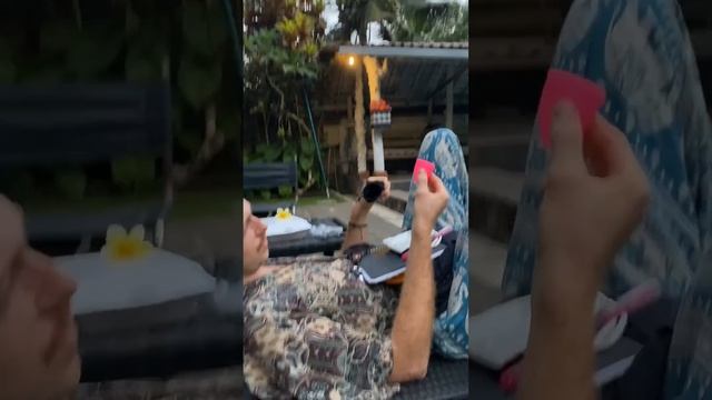 Что в сумке у девушки живущей на Бали | лучший друг распаковывает смотреть онлайн