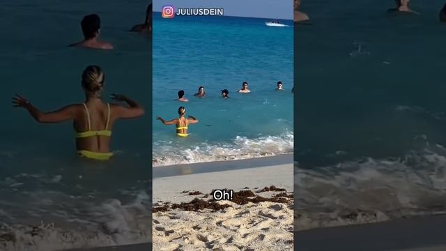 Парень подарил девушке растворяющийся купальник .... смотреть онлайн