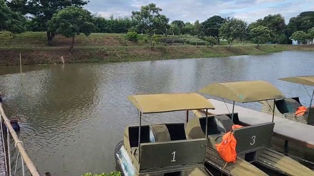 Прогулка по территории Кавалерийского Центра Военной Милиции в провинции Сарабури, Таиланд. смотреть онлайн