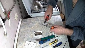 Розетка не держится в подрозетнике  (выпадает), что делать? Маленький секрет !