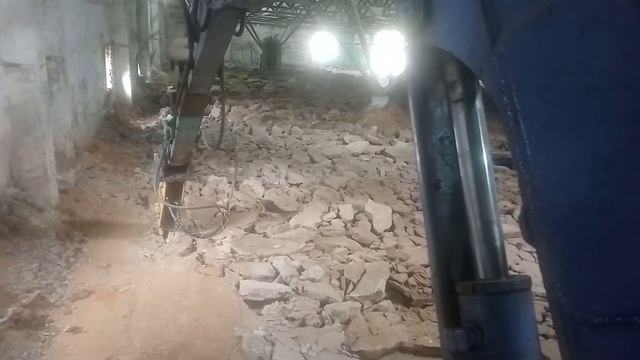 Работа на Мини-экскаваторе с гидромолотом смотреть онлайн