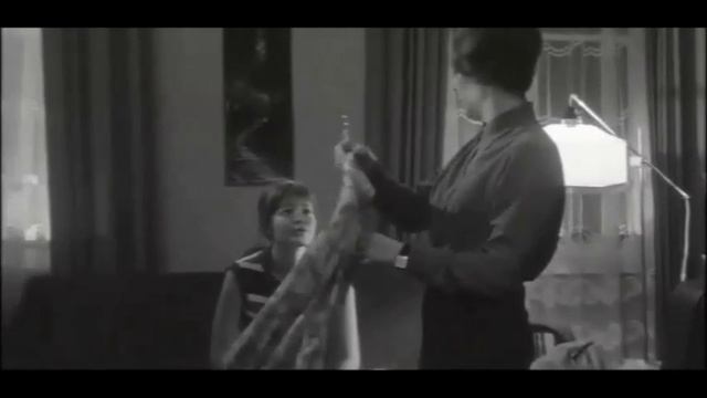 Старые стены (1973). Отрывок. Разговор о брючном костюме. смотреть онлайн