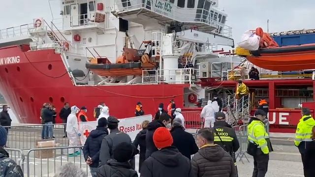 Ravenna. Porto Corsini. 31 dicembre 2022. Lo sbarco dei primi migranti смотреть онлайн