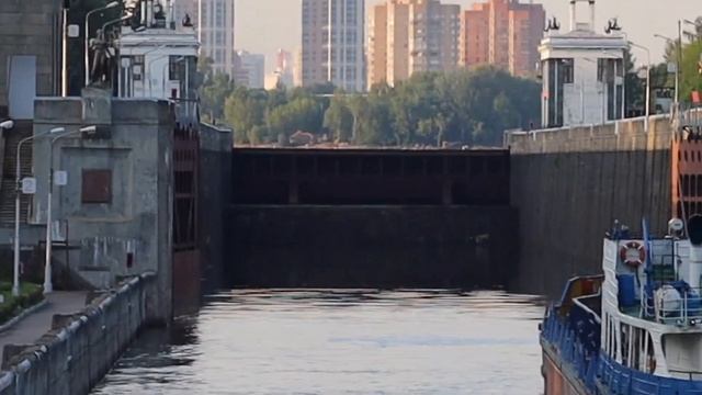 Вечернее прохождение шлюза в Тушино смотреть онлайн
