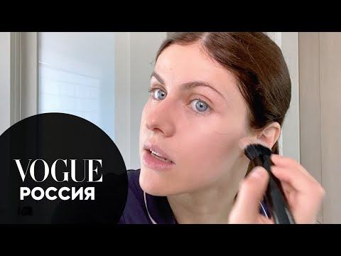 Александра Даддарио показывает простой макияж на каждый день | Vogue Россия смотреть онлайн