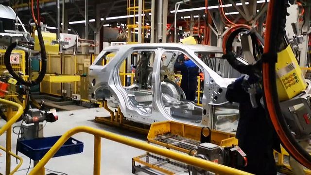 Конвейер Ford Sollers в Елабуге - работают люди