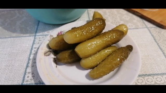 Сочный салат из маринованных огурцов. смотреть онлайн