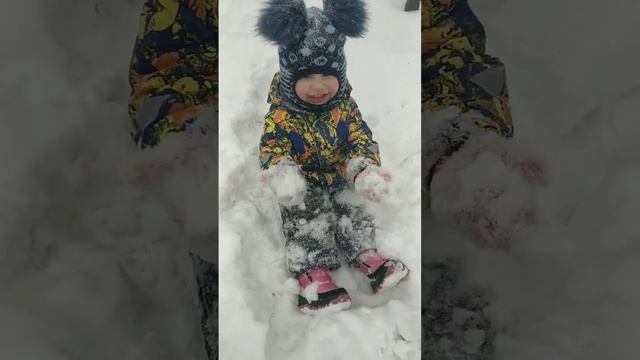 Москву засыпало снегом ? #мелания #baby #funny #дети #вовик #играем #москва смотреть онлайн