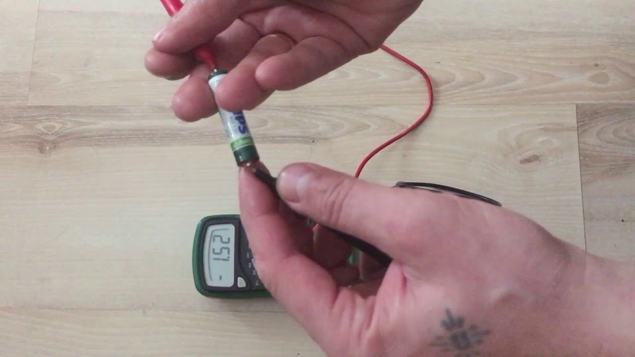 С помощью тестера ищем где плюс и минус на зарядке от телефона. смотреть онлайн