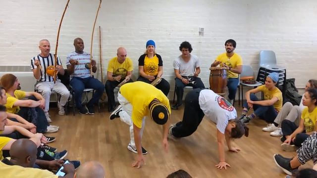 Mestre Marcelo Angola & Graduada Paquita game in Oxford Capoeira Angola event смотреть онлайн