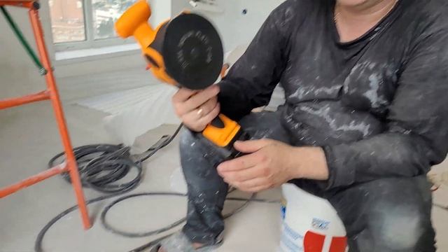 ... резиновый молоток теперь НЕ НУЖЕН! Деликатный подгон плитки. Обзор виброприсоски. смотреть онлайн