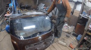 Как быстро вырезать вклеенное стекло на пятой двери автомобиля,одному нихромовой проволокой