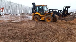 Зачем нужен равноколесный экскаватор погрузчик на стройке