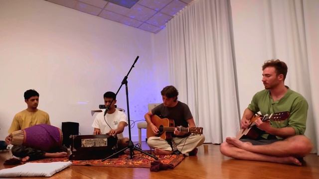 Kirtan - Mantra Meditation: Om Namo Bhagavate Vāsudevāya, Hare Krishna Mahā-mantra смотреть онлайн