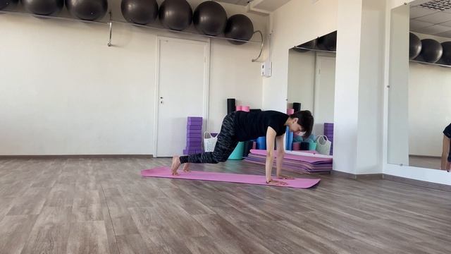 Утренний пилатес дома. Быстрая разминка за 12 минут смотреть онлайн