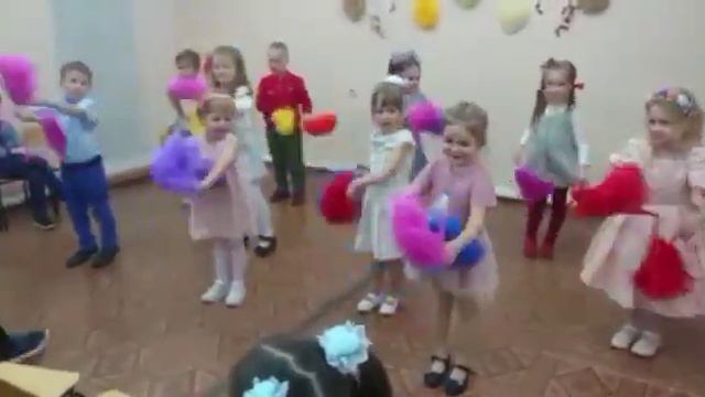 Танец для мам к 8 марта в студии комплексного развития дошкольников «Светлячок» смотреть онлайн