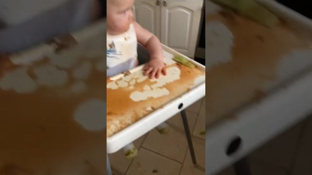 Аделька кушает и размазывает все по столику (10,5 мес)