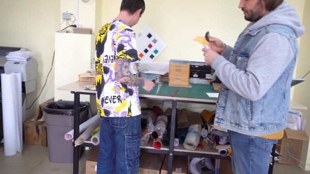 Что происходит в цехе по печати выпускных альбомов? смотреть онлайн