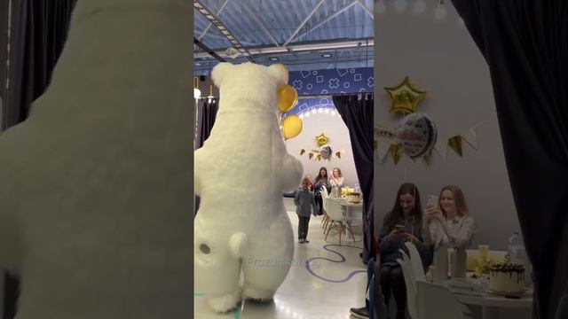 Дети замерли от удивления, что к ним пришел большой белый друг. Медведь на праздник в Минске. смотреть онлайн