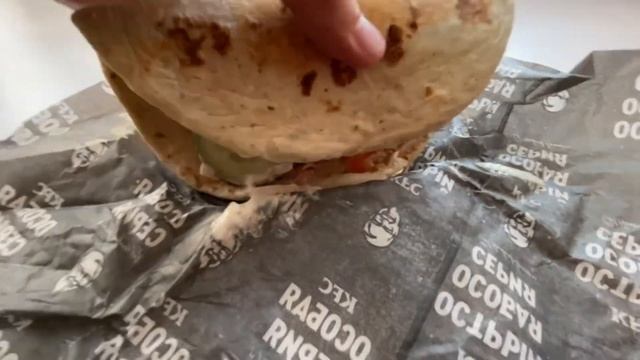 Распаковка и обзор чикен пита летняя новинка KFC / Unpacking and review chicken pita KFC смотреть онлайн