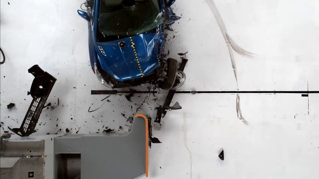 2015 Buick Encore driver-side small overlap IIHS crash test смотреть онлайн