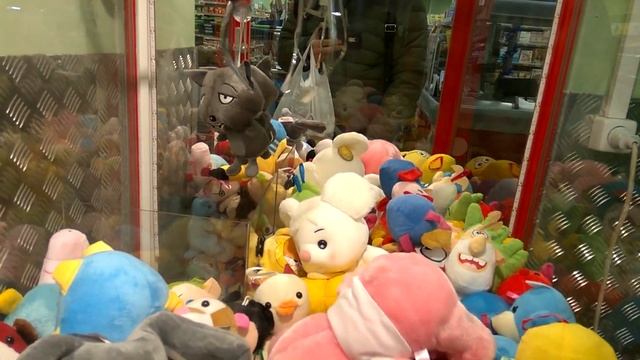 Играю в автомат с Игрушками / Автомат Хватайка / Как достать большую игрушку?! / Мягкая Игрушка. смотреть онлайн