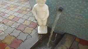 Статуя писающий мальчик