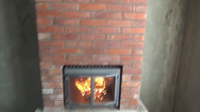 Чем отличается камин с чугунной топкой от камина , построенного из кирпича? смотреть онлайн