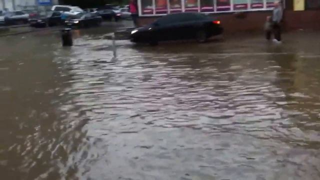 В Перми автомобили плывут по дорогам смотреть онлайн