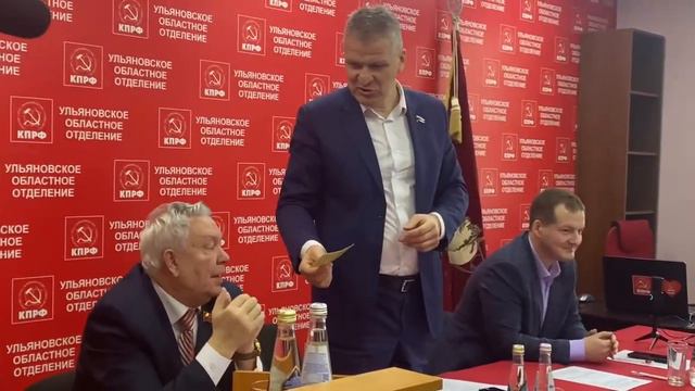 Алексей Куринный вручил мандат участника второго съезда КПРФ Габдулкаху Мурзаханову смотреть онлайн