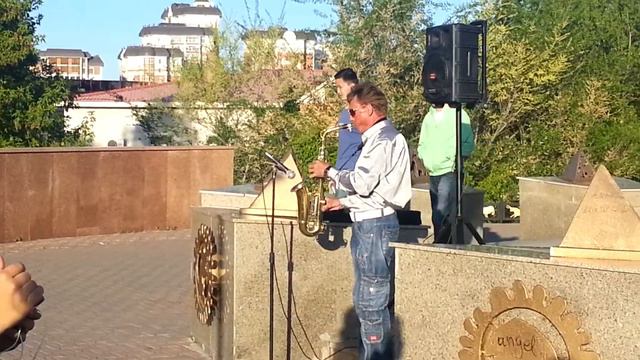 Игорь офигенно играет на набережной Астаны