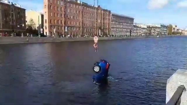 Из Фонтанки выловили утонувший автомобиль смотреть онлайн