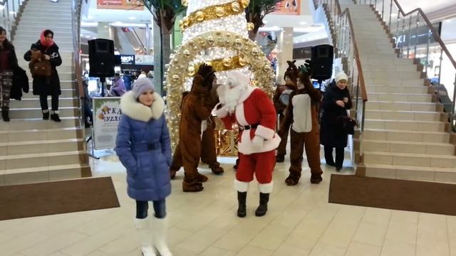 Веселый Санта и олени в ТРЦ "Южный" (Казань) смотреть онлайн