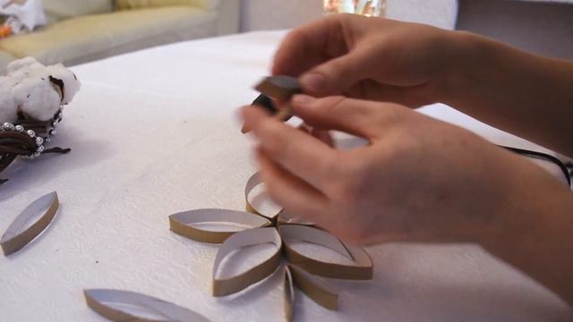 Поделки с детьми на Новый год и Рождество. Снежинка своими руками из втулки смотреть онлайн