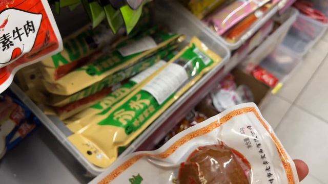 Закупка продуктов в китайском супермаркете / Пробуем китайские продукты смотреть онлайн