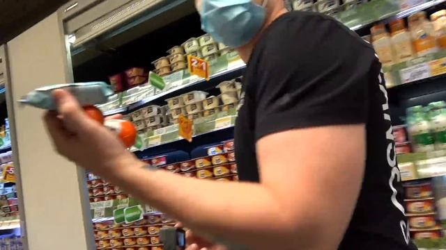 В ЛОТКЕ ДЛЯ ЯИЦ ВЫНОСИМ ВСЕ ИЗ МАГАЗИНА - эксперимент смотреть онлайн