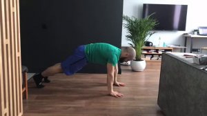 Планка на прямых руках с поочерёдным касанием плеча (озвучено)