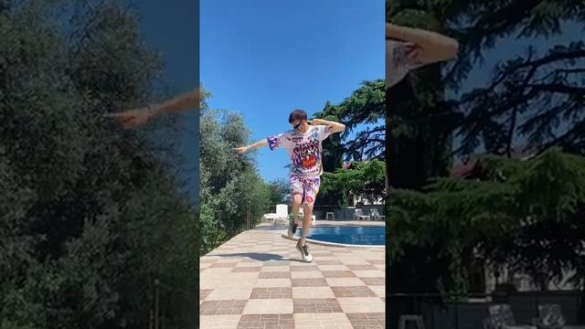Кто первый в бассейн ??☀️#summersnotready смотреть онлайн