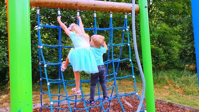 Эльвира и братик НА ПЛОЩАДКЕ Играют в Игры для малышей Пол это лава the floor is lava СБОРНИК смотреть онлайн