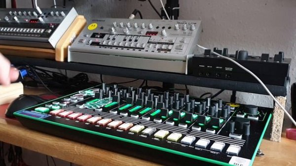 Roland J-6, Roland TR-06, Roland TB-03, Roland TR-8, 1010music Blackbox, 1010music Bluebox. Jam!
